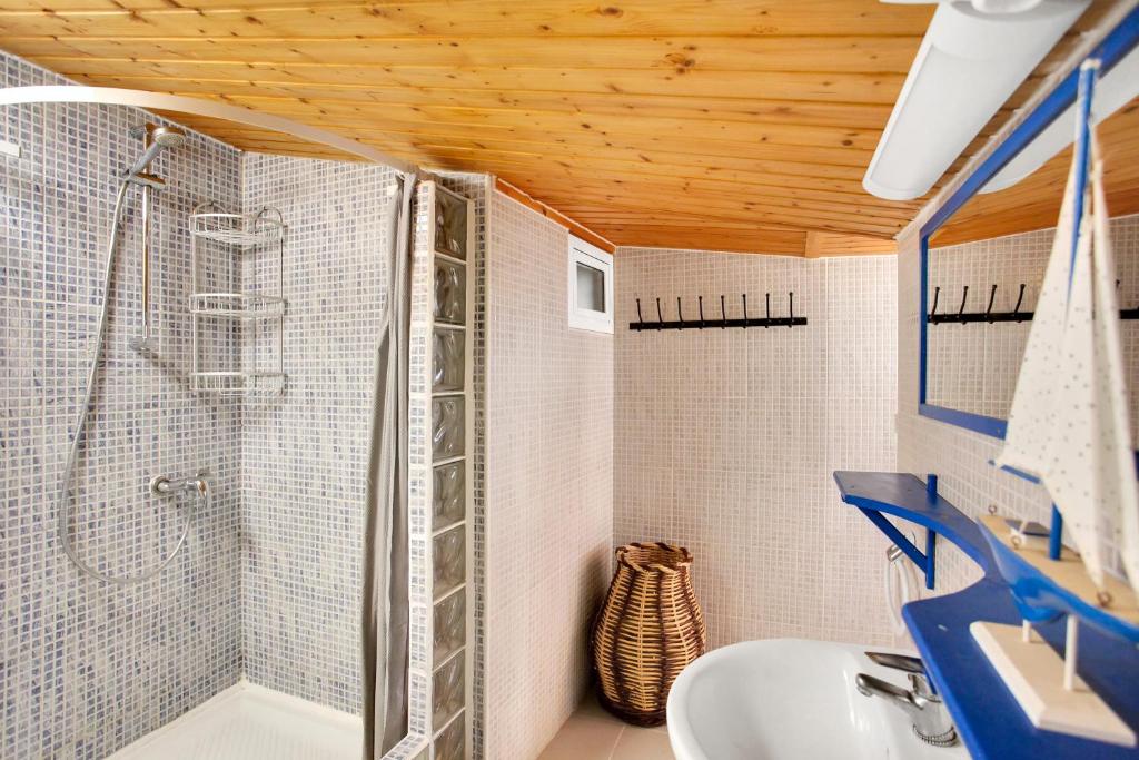 La Casa del Capitán - bathroom-mosaic-tile-shower
